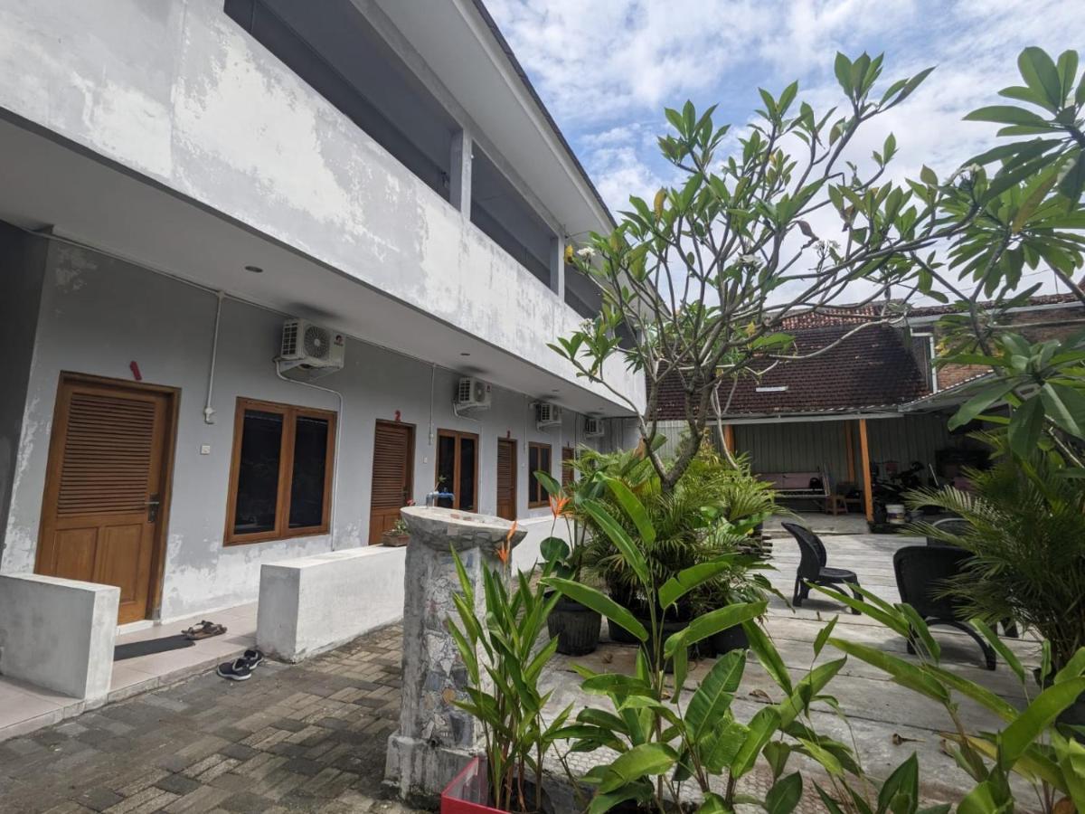 Rumah Pagar Merah Homestay Yogyakarta Exterior photo